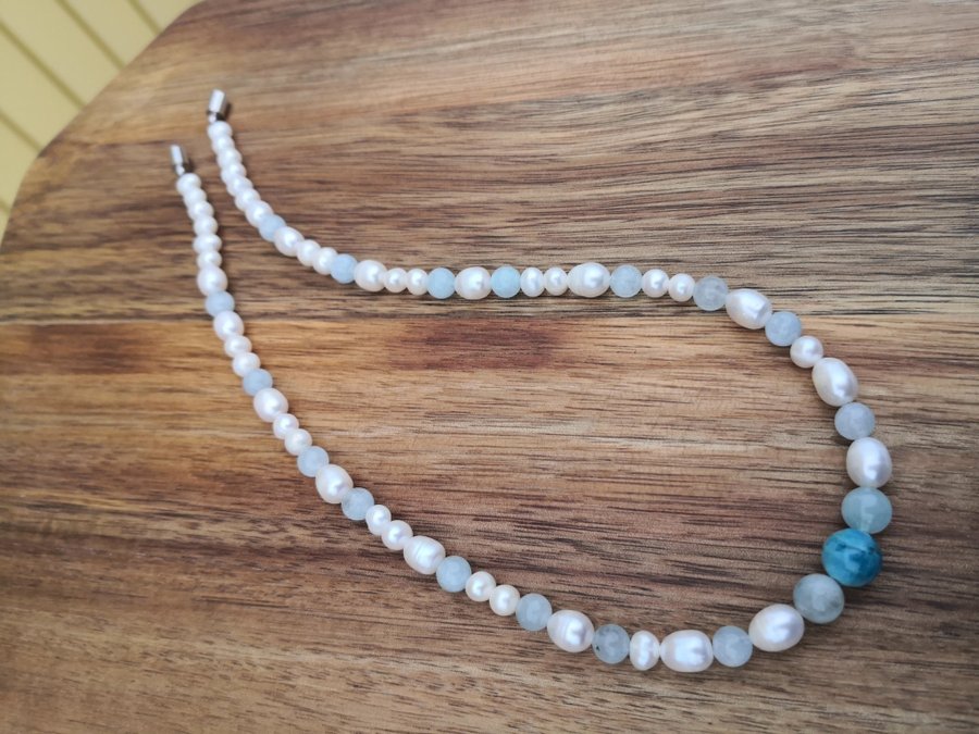Halsband med äkta pärlor