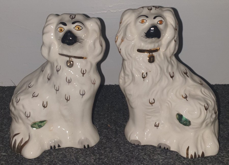 Ett par sjömanshundar/porslinshundar/spishundar Beswick Staffordshire dogs hund