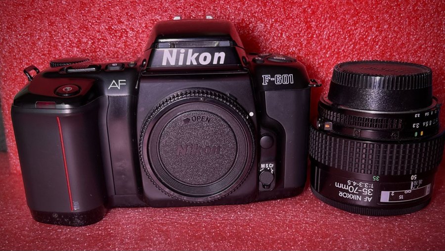NIKON F 601 + NIKOA AF 35-till-70 mm F 1:33-45 autofokus Nikkor-zoomobjektiv