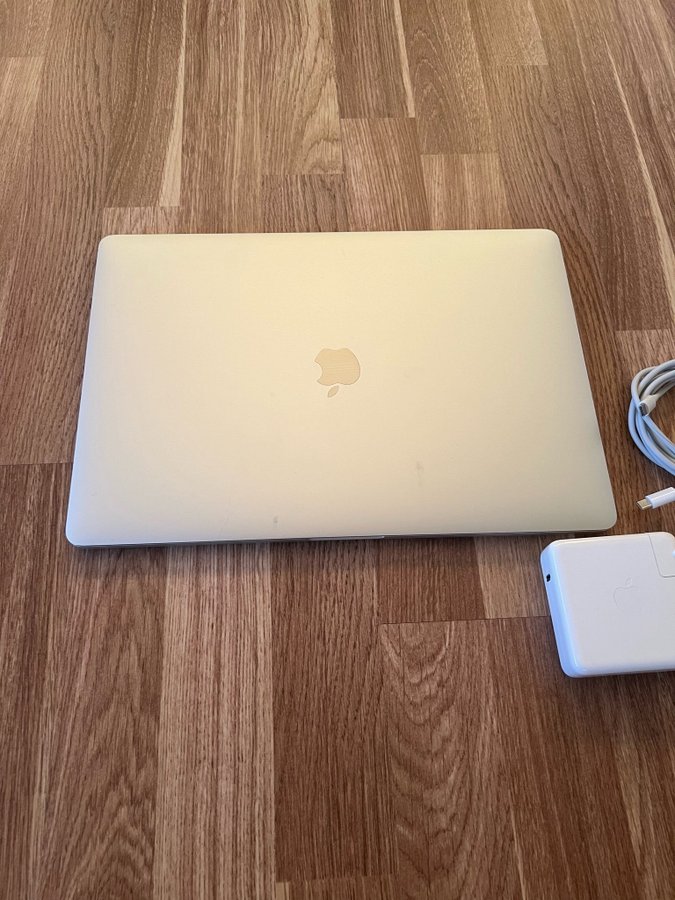 Macbook Pro 15” 2018 (i7 16GB 512GB)