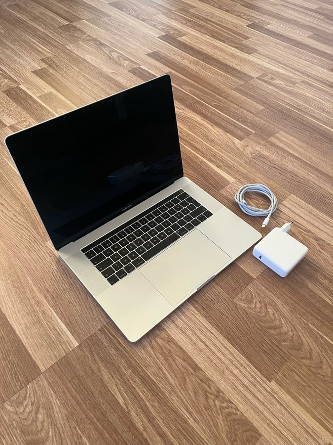 Macbook Pro 15” 2018 (i7 16GB 512GB)