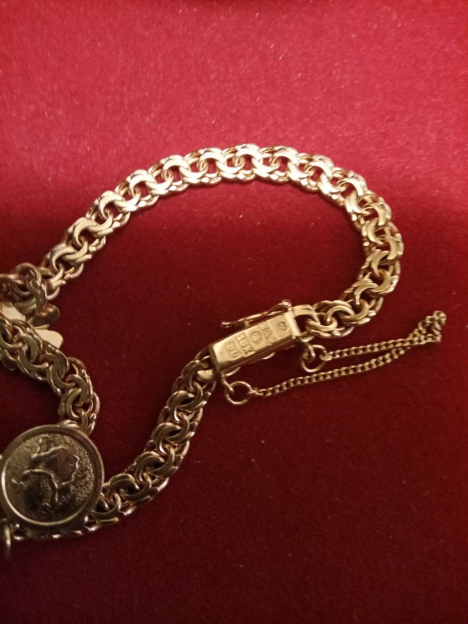 En 18 karat Guld Armband Bismarck med 2 stycke berlocker och en 18 karat Ring