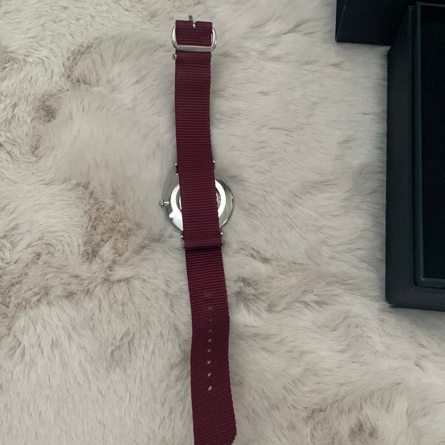 Daniel Wellington Klocka med Röd Rem