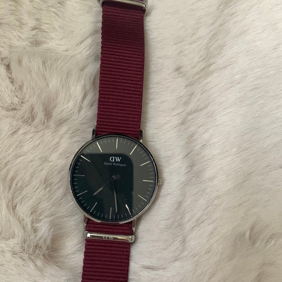 Daniel Wellington Klocka med Röd Rem