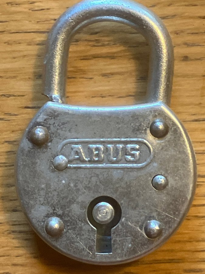 Gammalt hänglås ABUS Två nycklar 75 x 5 cm