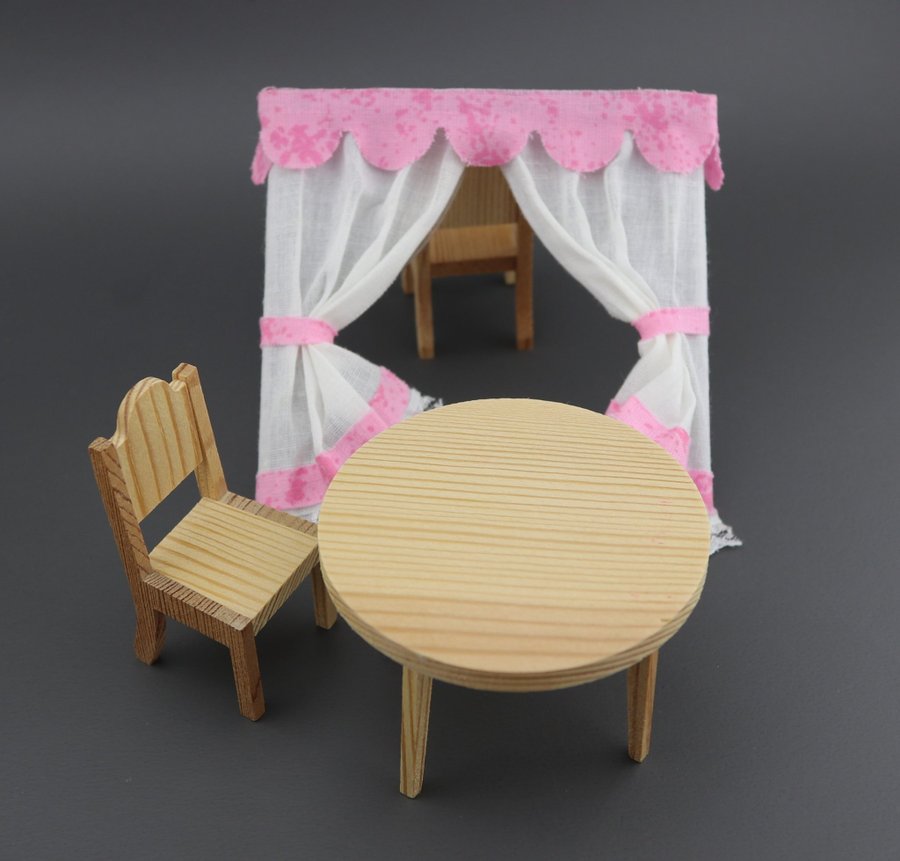 Lundby matbord 2 stola samt en gardin
