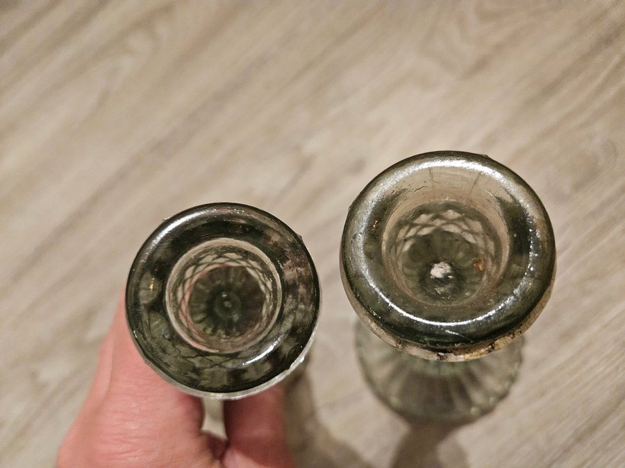 2 St VINTAGE LJUSSTAKAR i PRESSGLAS ljusstake glas retro