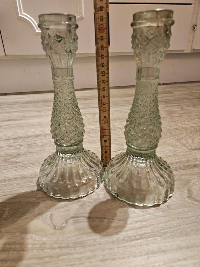 2 St VINTAGE LJUSSTAKAR i PRESSGLAS ljusstake glas retro