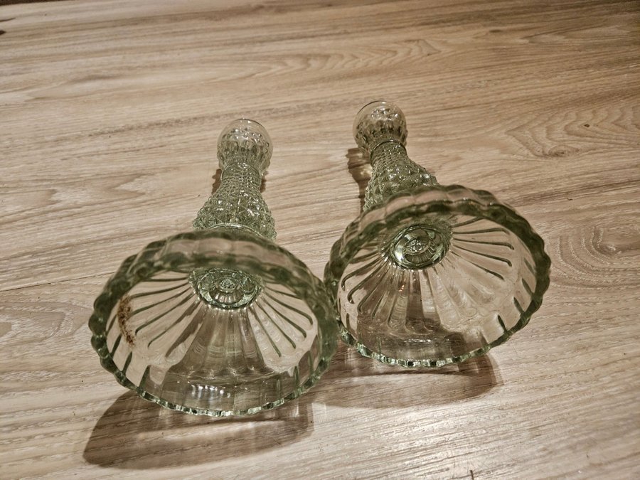 2 St VINTAGE LJUSSTAKAR i PRESSGLAS ljusstake glas retro