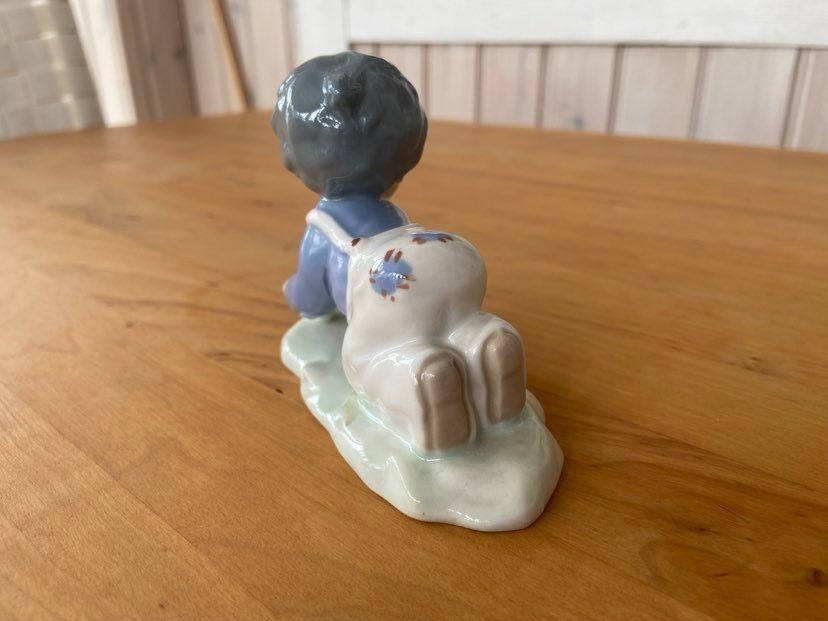 Casades Porcelanas Figur - Krypande Pojke