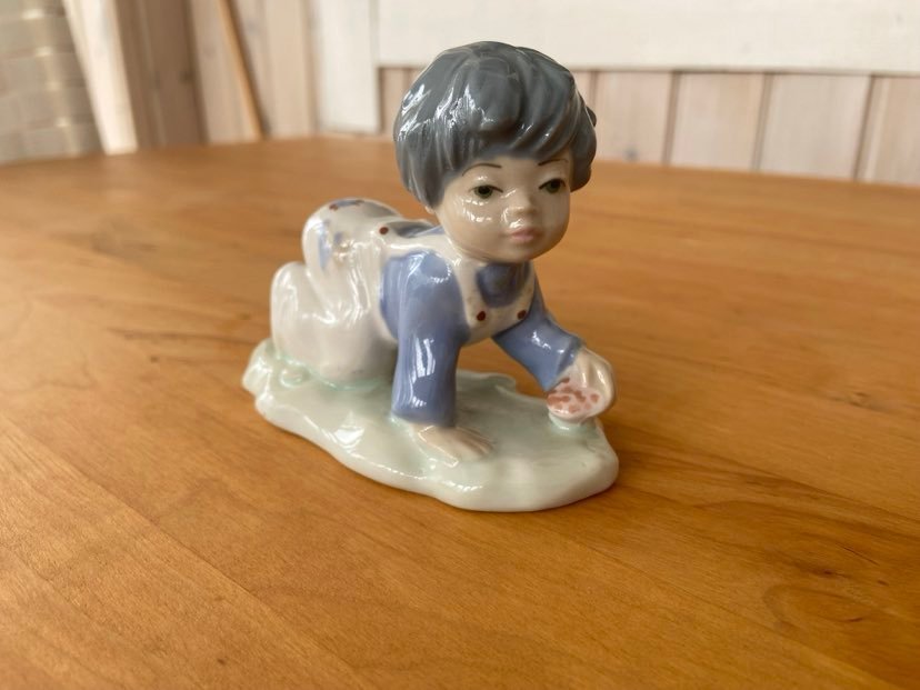 Casades Porcelanas Figur - Krypande Pojke