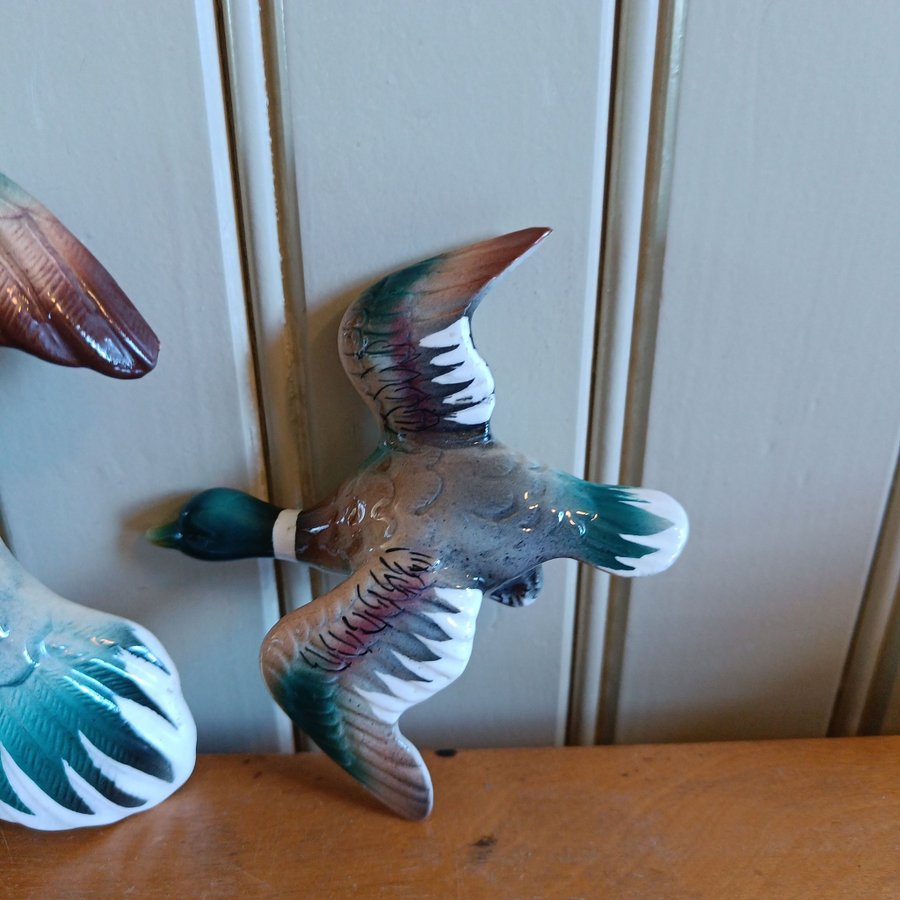 Retro två flygande andfigurer änder and i keramik