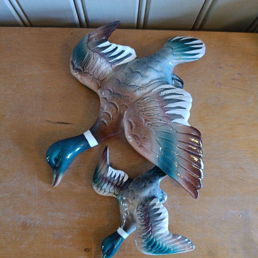 Retro två flygande andfigurer änder and i keramik