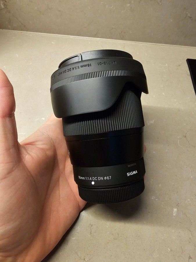 Objektiv Sigma 16mm f/14 för Fuji X