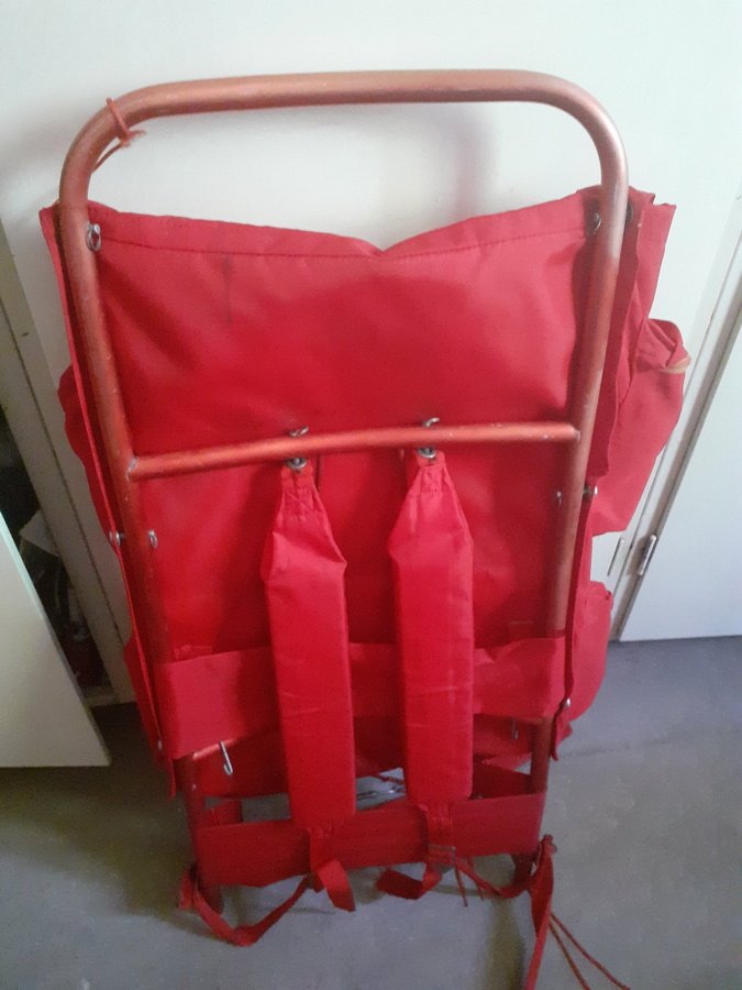 Röd ryggsäck med metallram