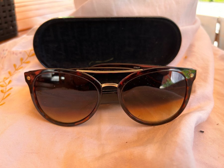 fina tidlösa solglasögon med brun färgade plast båge