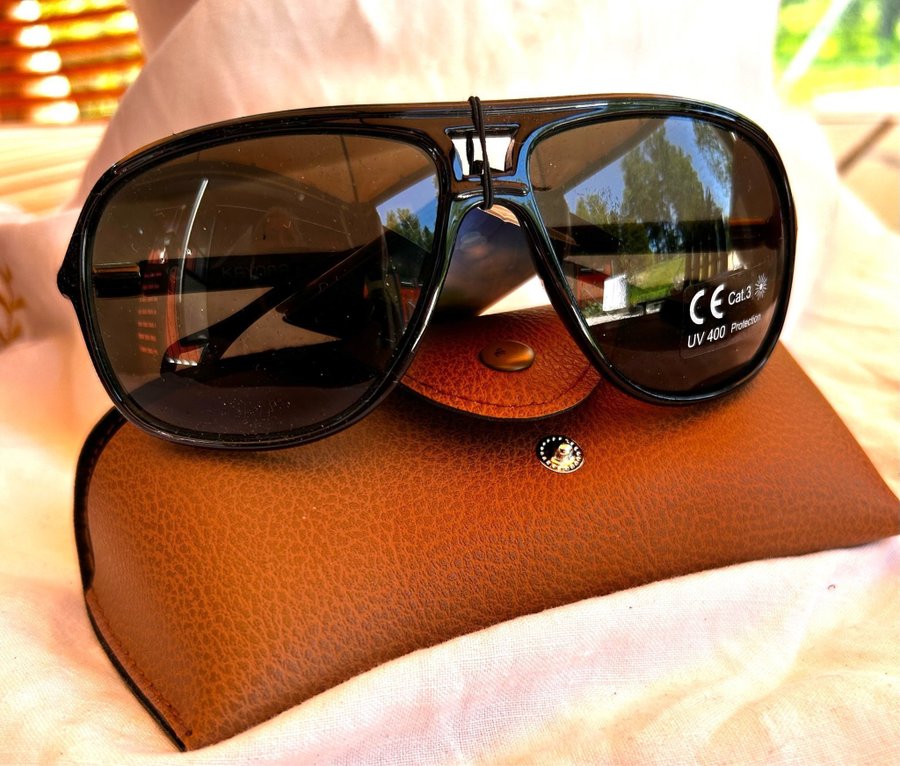 Nya fina tidlösa unisex solglasögon med mörk färgade plast båge