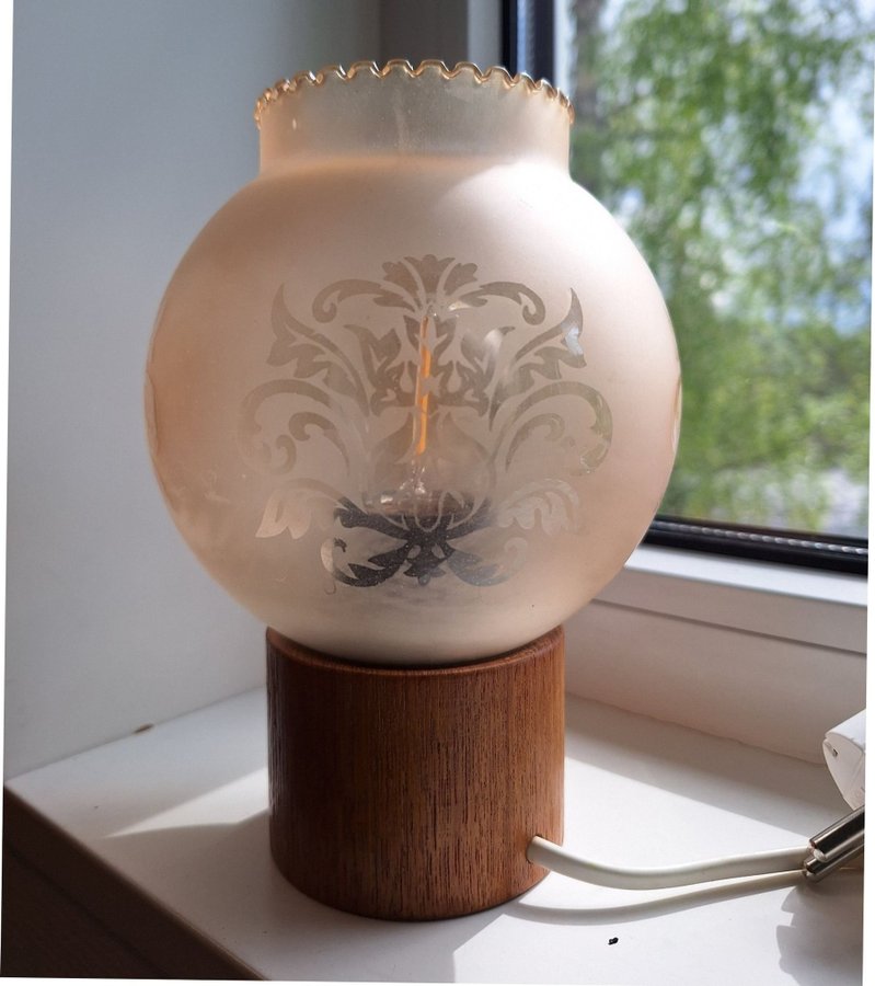 Fin liten lampa mönstrad kupa teakfot