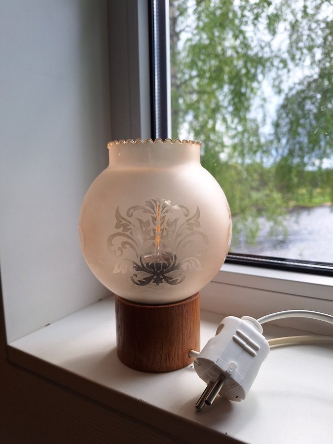 Fin liten lampa mönstrad kupa teakfot