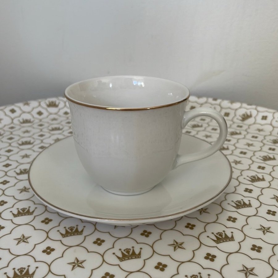 Porslin vita kaffekoppar med guldkant