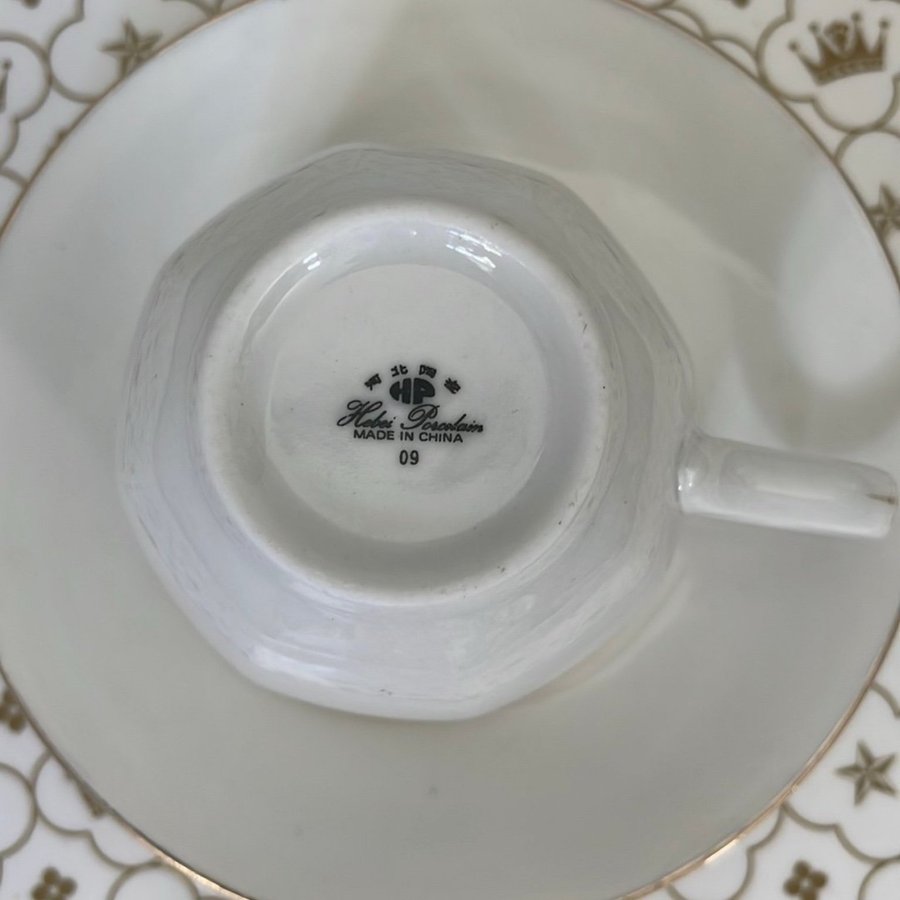 Porslin vita kaffekoppar med guldkant