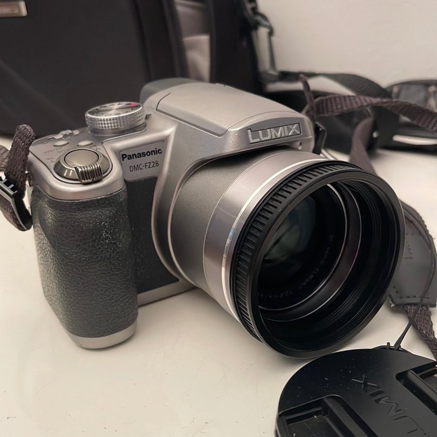 Panasonic Lumix DMC-FZ28 Digitalkamera Leica DC Vario-Elmarit med Väska