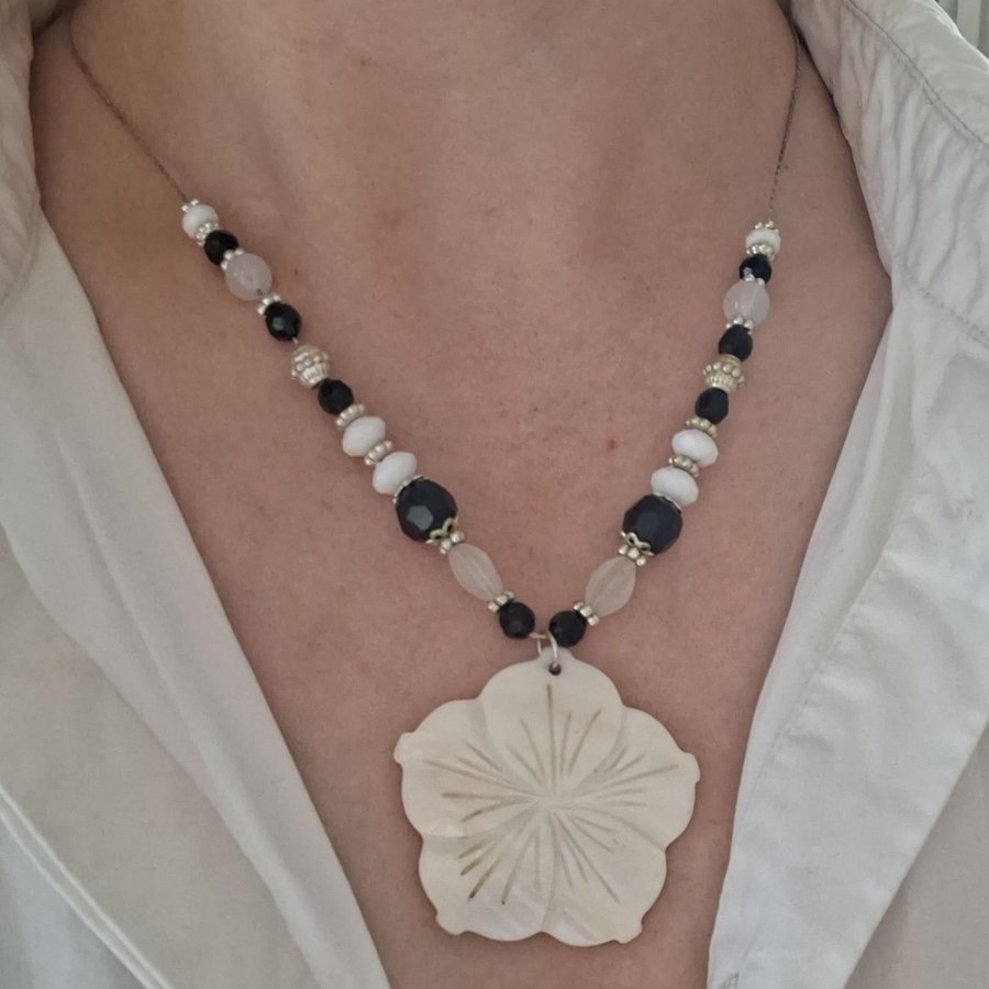Halsband med hänge pärlemor/blomma/pärlor/silver