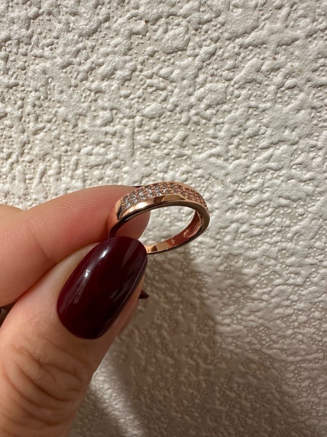 Ny ring rose guld pläterad förlovnings / vigsel ring str 165mm