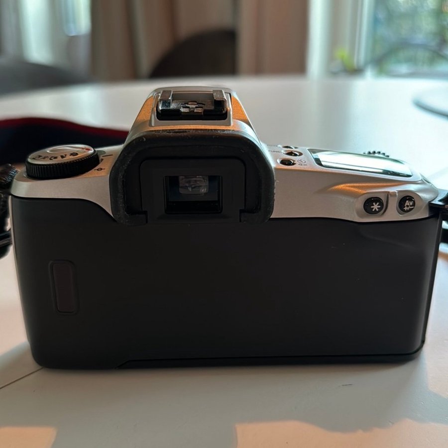 Canon EOS 500N - systemkamera i mycket fint skick!