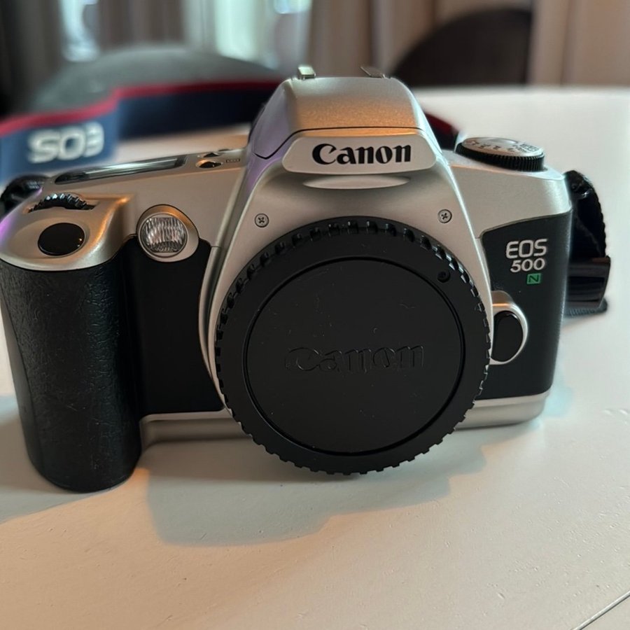 Canon EOS 500N - systemkamera i mycket fint skick!