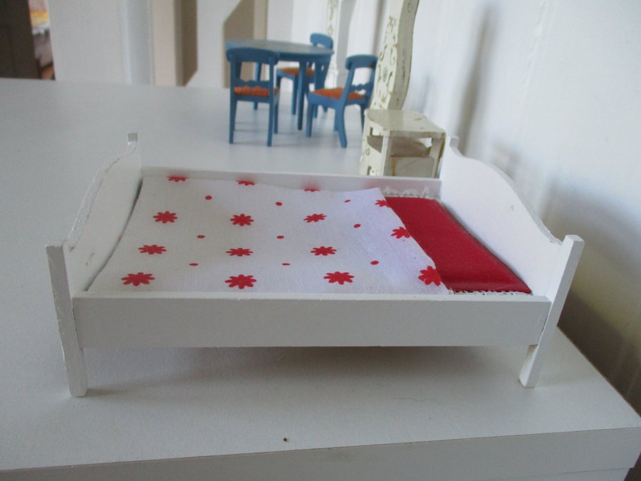 Paket äldre möbler Lundby dockskåp / dalablått bord m stolar / säng / golvur mm
