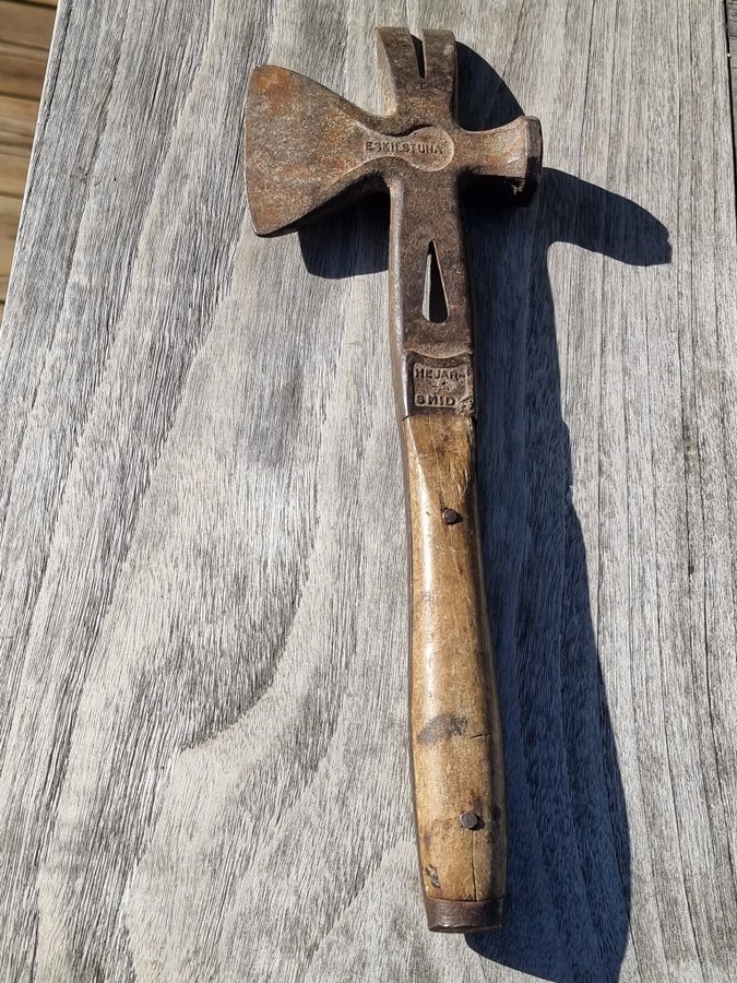 Gammal yxa med hammare kombiverktyg Hejar-smide Eskilstuna äldre yxa hammare