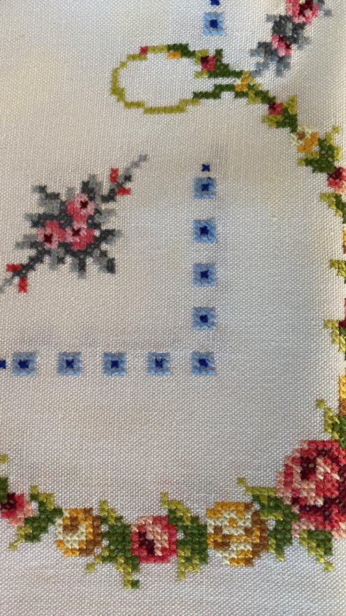 Retro broderad duk rosor rosa gul blå