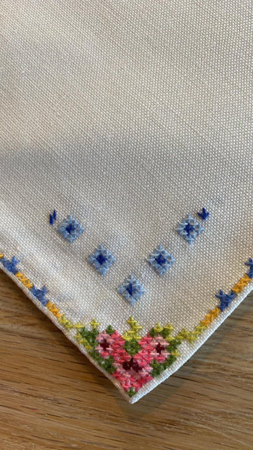 Retro broderad duk rosor rosa gul blå