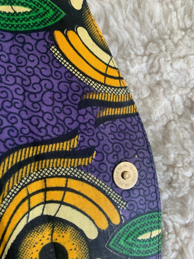 Lila mönstrad handväska afrikanskt mönster