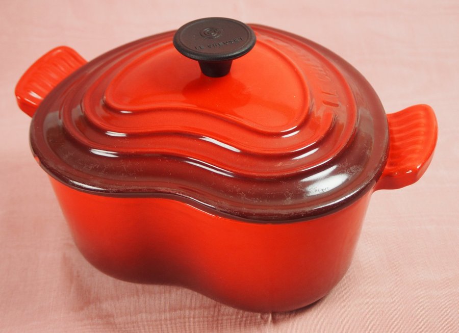 Le Creuset Heart hjärtformad gjutjärnsgryta med lock röd emalj