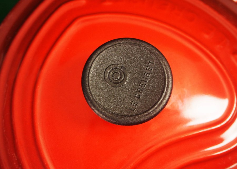 Le Creuset Heart hjärtformad gjutjärnsgryta med lock röd emalj