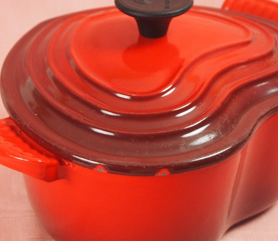 Le Creuset Heart hjärtformad gjutjärnsgryta med lock röd emalj