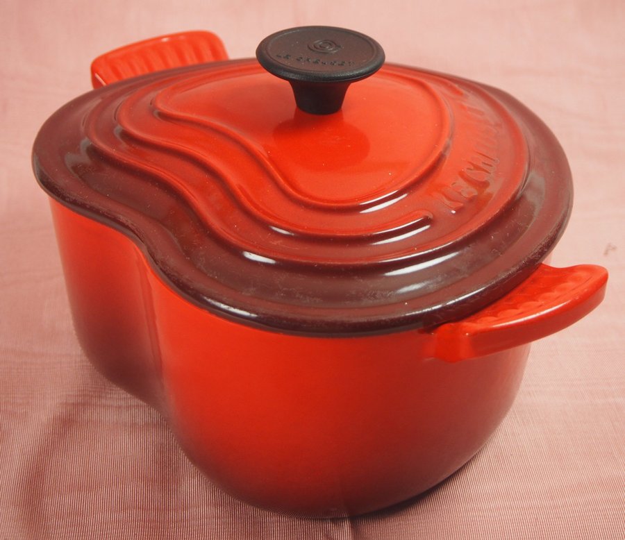 Le Creuset Heart hjärtformad gjutjärnsgryta med lock röd emalj