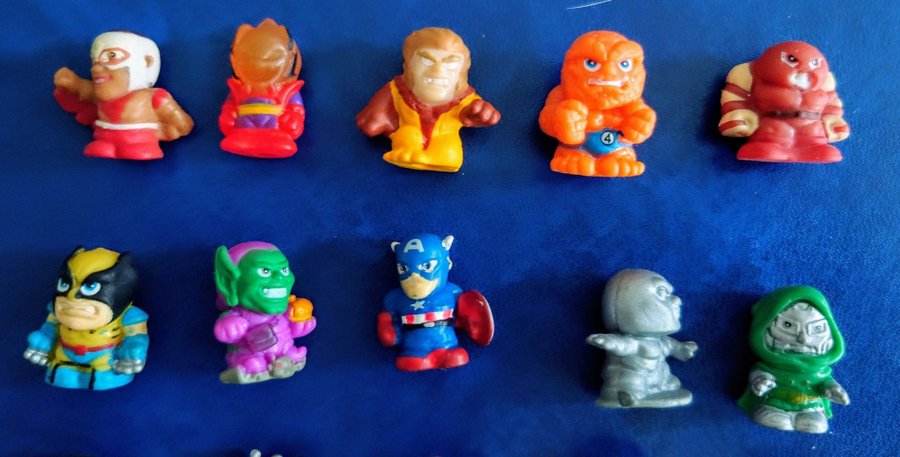 20 ST ÄLDRE MARVEL DC SUPERHERO SQUINKIES MINIATUR GUMMI FIGURER