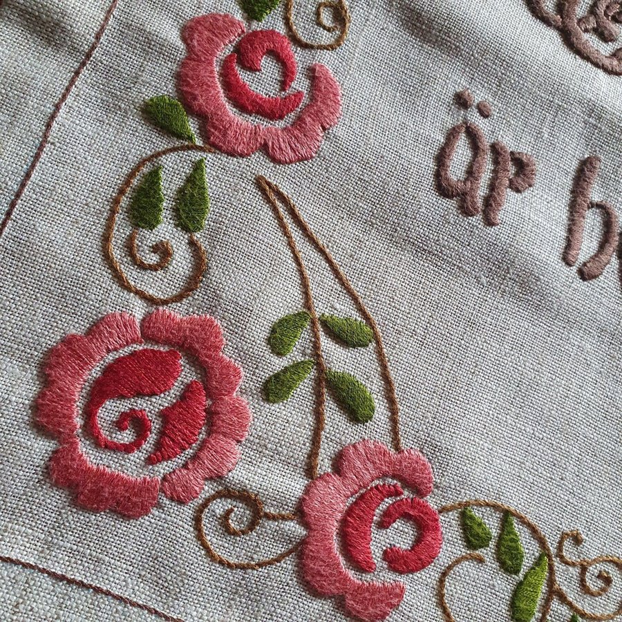 Handbroderad äldre bonad vepa linne motiv Jugend rosor retro vintage
