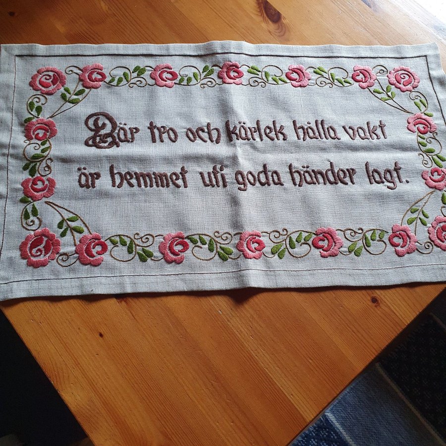 Handbroderad äldre bonad vepa linne motiv Jugend rosor retro vintage