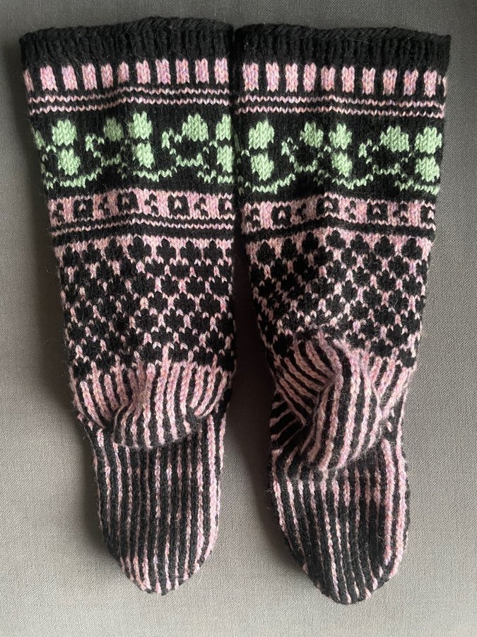 MORMOR CRISTINAS OTROLIGA HANDSTICKADE RAGGSOCKOR str 37/38 Äkta Hantverk