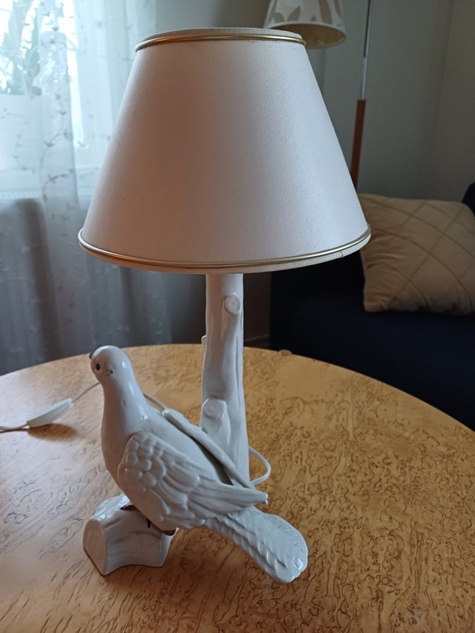 BORDSLAMPA porslin i form av duva omkring 1900-talets mitt