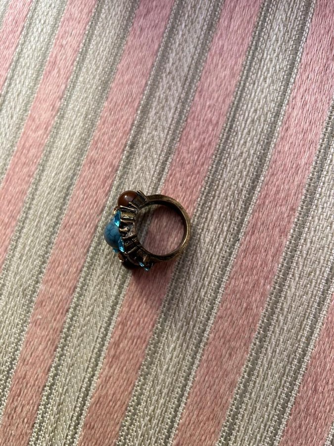 Retro ring med stor turkos sten i fint design vintage