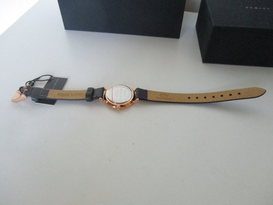 Helt ny Daniel Wellington klocka armbandsur svart läder damklocka