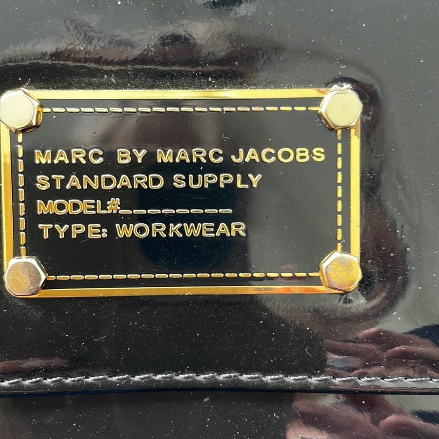 En fin svart lack äkta skinn plånbok från MARC BY MARC JACOBS