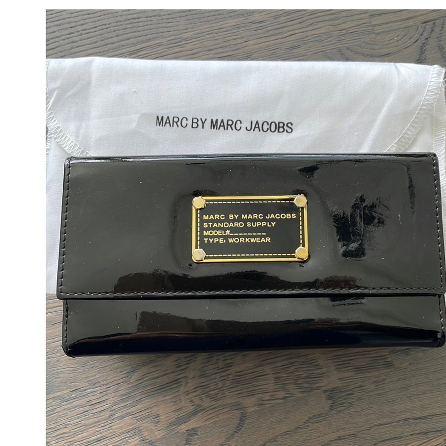 En fin svart lack äkta skinn plånbok från MARC BY MARC JACOBS