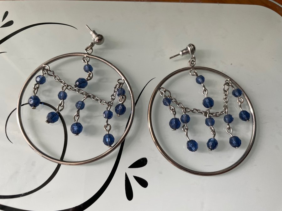 Örhängen med blå pärlor/stenar indisk stil ringar bra skick