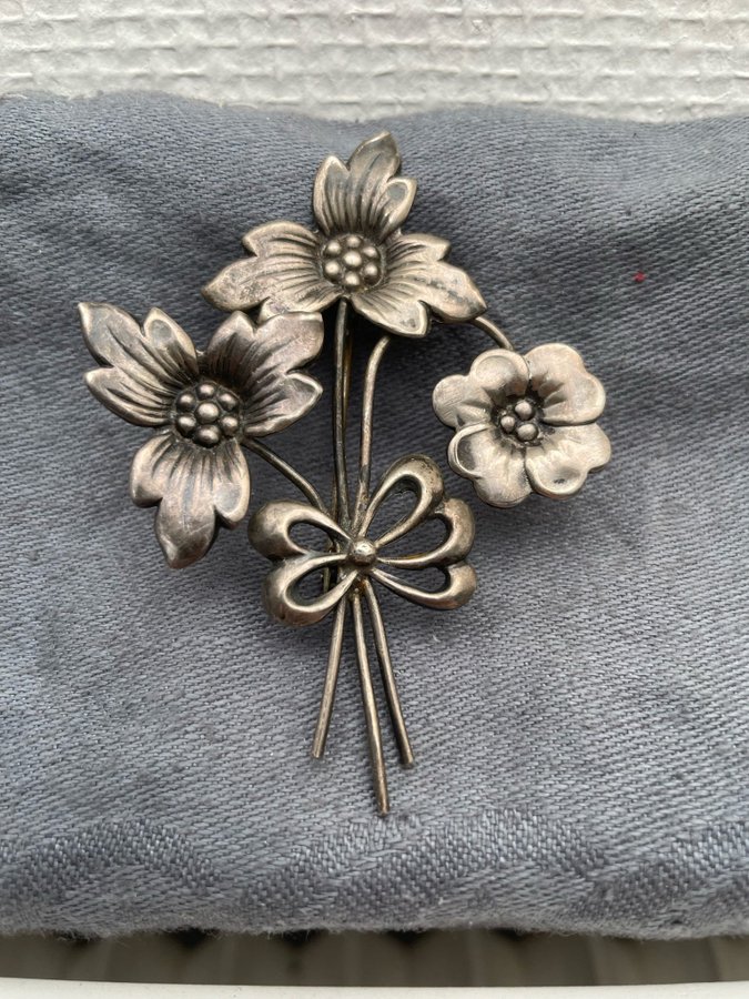 Brosch i silver vintage blommor bra skick